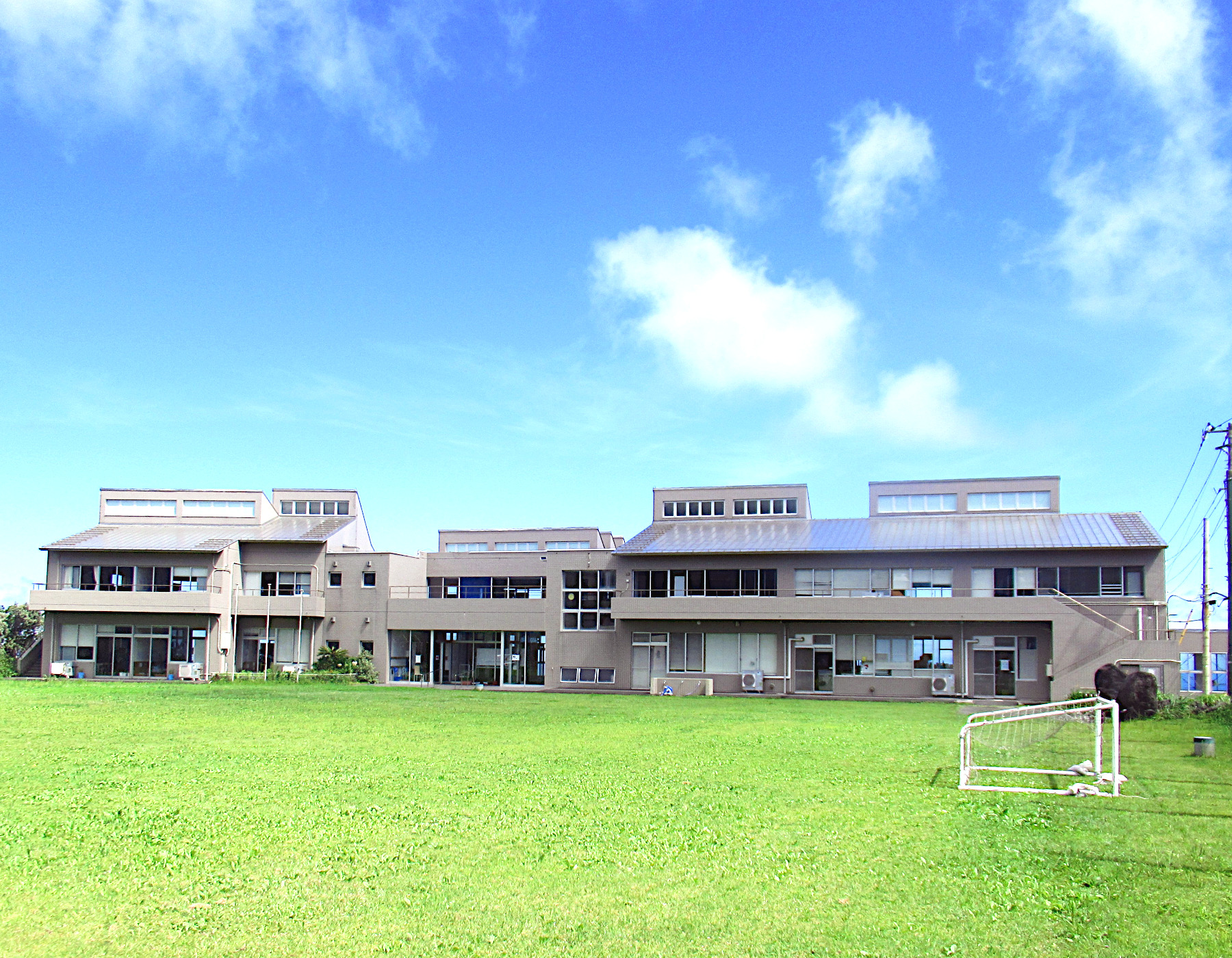 青ヶ島小中学校の校舎全景